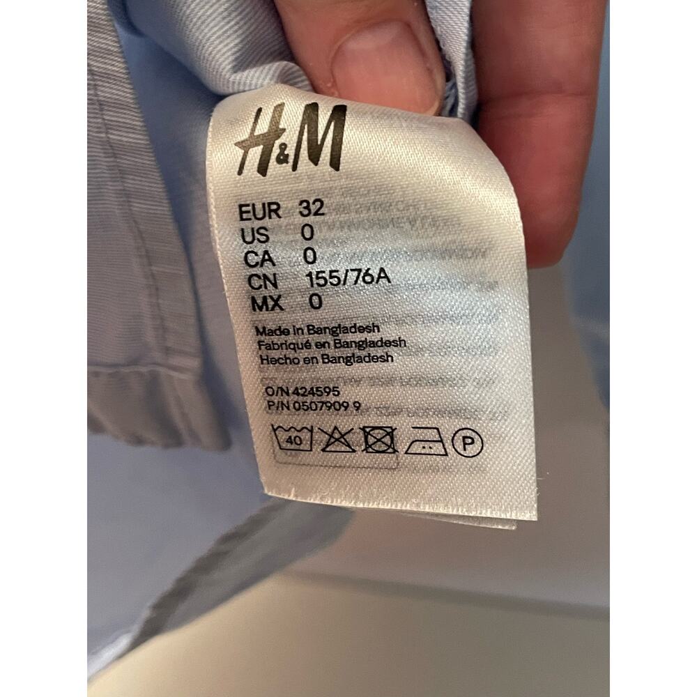 H&M V-neck button up long sleeve‎ dress shirt light blue women's size 0 - Picture 3 of 4